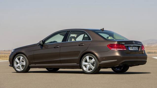 Na traseira, as lanternas são as mesmas, mas ganharam nova disposição de luzes | <a href="https://beta-develop.quatrorodas.abril.com.br/saloes/detroit/2013/mercedes-benz-classe-sedan-avant-730383.shtml" rel="migration">Leia mais</a> Na traseira, as lanternas são as mesmas, mas ganharam nova disposição de luzes | <a href="https://beta-develop.quatrorodas.abril.com.br/saloes/detroit/2013/mercedes-benz-classe-sedan-avant-730383.shtml" rel="migration">Leia mais</a>