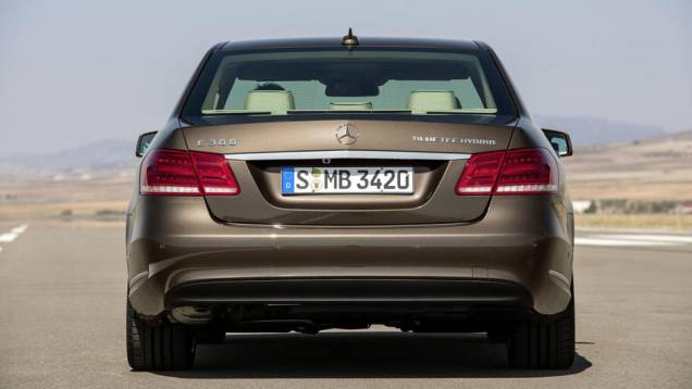 Logo acima da placa fica a câmera de ré | <a href="https://beta-develop.quatrorodas.abril.com.br/saloes/detroit/2013/mercedes-benz-classe-sedan-avant-730383.shtml" rel="migration">Leia mais</a> Logo acima da placa fica a câmera de ré | <a href="https://beta-develop.quatrorodas.abril.com.br/saloes/detroit/2013/mercedes-benz-classe-sedan-avant-730383.shtml" rel="migration">Leia mais</a>