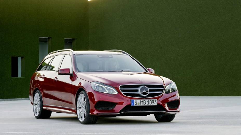 A versão perua deve ser lançada simultaneamente ao sedã com as mesmas mudanças estéticas | <a href="https://beta-develop.quatrorodas.abril.com.br/saloes/detroit/2013/mercedes-benz-classe-sedan-avant-730383.shtml" rel="migration">Leia mais</a>