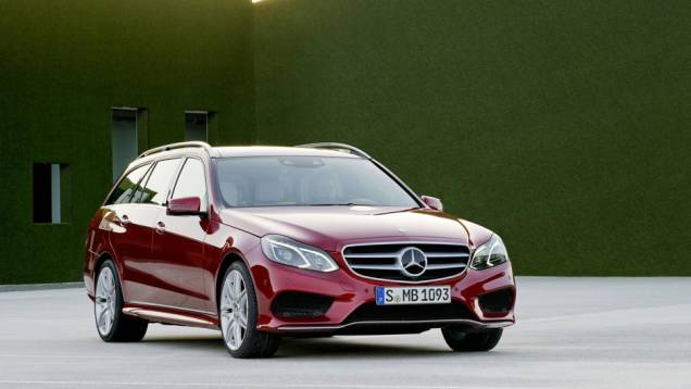 A versão perua deve ser lançada simultaneamente ao sedã com as mesmas mudanças estéticas | <a href="https://beta-develop.quatrorodas.abril.com.br/saloes/detroit/2013/mercedes-benz-classe-sedan-avant-730383.shtml" rel="migration">Leia mais</a> A versão perua deve ser lançada simultaneamente ao sedã com as mesmas mudanças estéticas | <a href="https://beta-develop.quatrorodas.abril.com.br/saloes/detroit/2013/mercedes-benz-classe-sedan-avant-730383.shtml" rel="migration">Leia mais</a>
