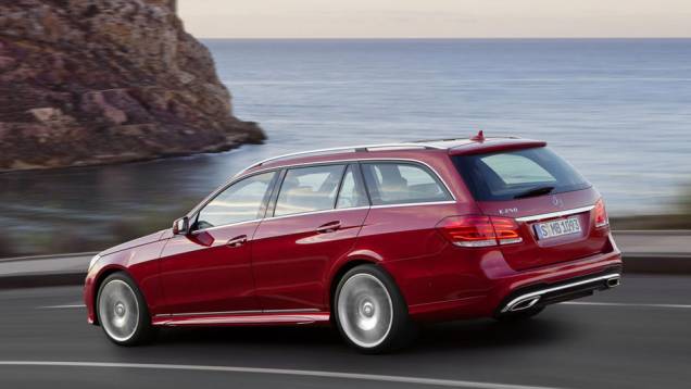 Assim como o sedã, pouca coisa mudou na traseira da perua | <a href="https://beta-develop.quatrorodas.abril.com.br/saloes/detroit/2013/mercedes-benz-classe-sedan-avant-730383.shtml" rel="migration">Leia mais</a> Assim como o sedã, pouca coisa mudou na traseira da perua | <a href="https://beta-develop.quatrorodas.abril.com.br/saloes/detroit/2013/mercedes-benz-classe-sedan-avant-730383.shtml" rel="migration">Leia mais</a>