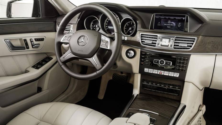 Requintado, o interior praticamente não sofreu modificações | <a href="https://beta-develop.quatrorodas.abril.com.br/saloes/detroit/2013/mercedes-benz-classe-sedan-avant-730383.shtml" rel="migration">Leia mais</a>