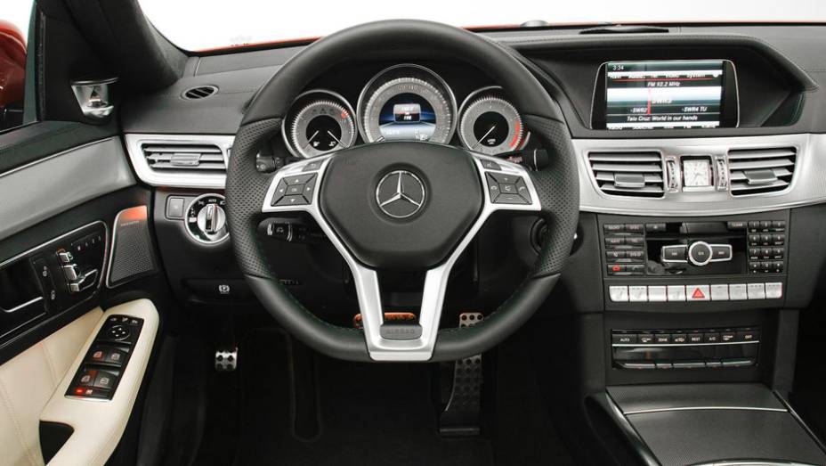 O volante de três raios faz parte do pacote esportivo que pode equipar o Classe E | <a href="https://beta-develop.quatrorodas.abril.com.br/saloes/detroit/2013/mercedes-benz-classe-sedan-avant-730383.shtml" rel="migration">Leia mais</a>