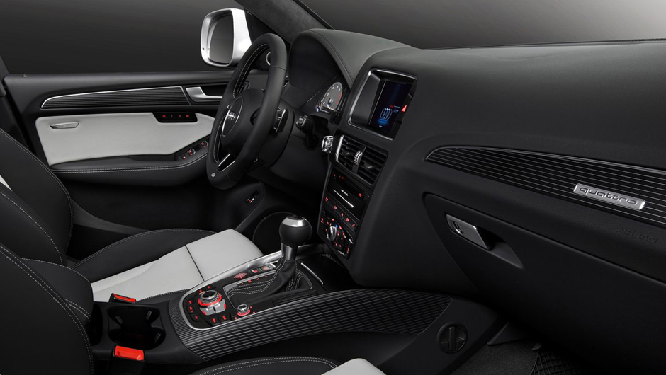 Os bancos esportivos s&atilde;o recobertos com uma combina&ccedil;&atilde;o de couro Nappa Pearl e Alcantara, com quatro cores opcionais de revestimento | <a href="https://beta-develop.quatrorodas.abril.com.br/saloes/detroit/2013/audi-sq5-730479.shtml" rel="migration">Leia mais</a>