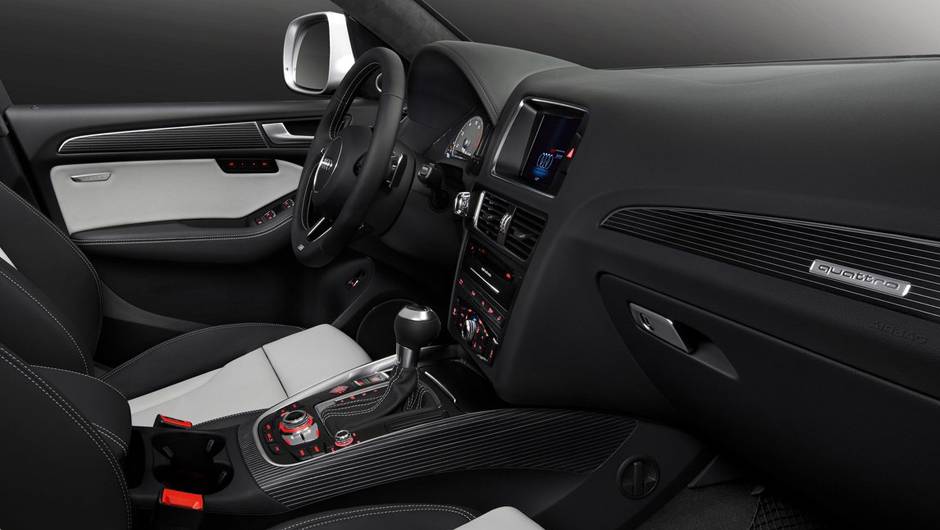 Os bancos esportivos são recobertos com uma combinação de couro Nappa Pearl e Alcantara, com quatro cores opcionais de revestimento | <a href="https://beta-develop.quatrorodas.abril.com.br/saloes/detroit/2013/audi-sq5-730479.shtml" rel="migration">Leia mais</a> Os bancos esportivos são recobertos com uma combinação de couro Nappa Pearl e Alcantara, com quatro cores opcionais de revestimento | <a href="https://beta-develop.quatrorodas.abril.com.br/saloes/detroit/2013/audi-sq5-730479.shtml" rel="migration">Leia mais</a>