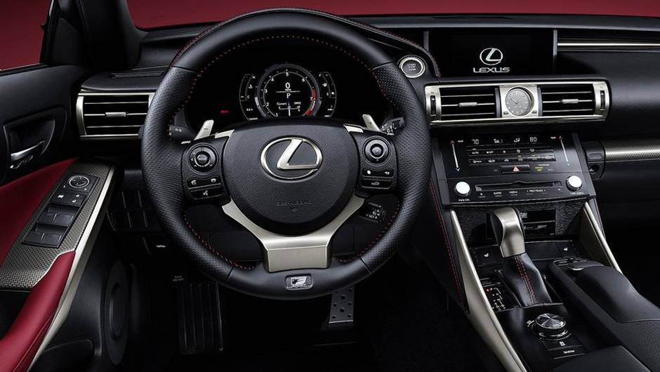 Internamente, os destaques s&atilde;o um display generoso que mostra todas as informa&ccedil;&otilde;es relevantes ao motorista. | <a href="https://beta-develop.quatrorodas.abril.com.br/saloes/detroit/2013/lexus-is-730482.shtml" rel="migration">Leia mais</a>