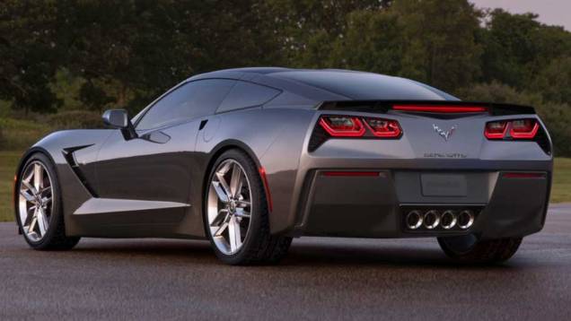 As quatro lanternas redondas foram trocadas por um conjunto que chega a lembrar o Camaro. E olha só as quatro ponteiras de escapamento centrais... | <a href="https://beta-develop.quatrorodas.abril.com.br/saloes/detroit/2013/chevrolet-corvette-stingray-730871.shtml" rel="migration">Lei</a> As quatro lanternas redondas foram trocadas por um conjunto que chega a lembrar o Camaro. E olha só as quatro ponteiras de escapamento centrais... | <a href="https://beta-develop.quatrorodas.abril.com.br/saloes/detroit/2013/chevrolet-corvette-stingray-730871.shtml" rel="migration">Lei</a>