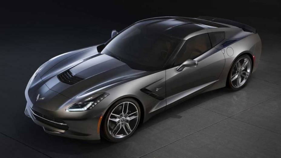 As entradas de ar no capô e nas laterais são típicas do Corvette | <a href="https://beta-develop.quatrorodas.abril.com.br/saloes/detroit/2013/chevrolet-corvette-stingray-730871.shtml" rel="migration">Leia mais</a>