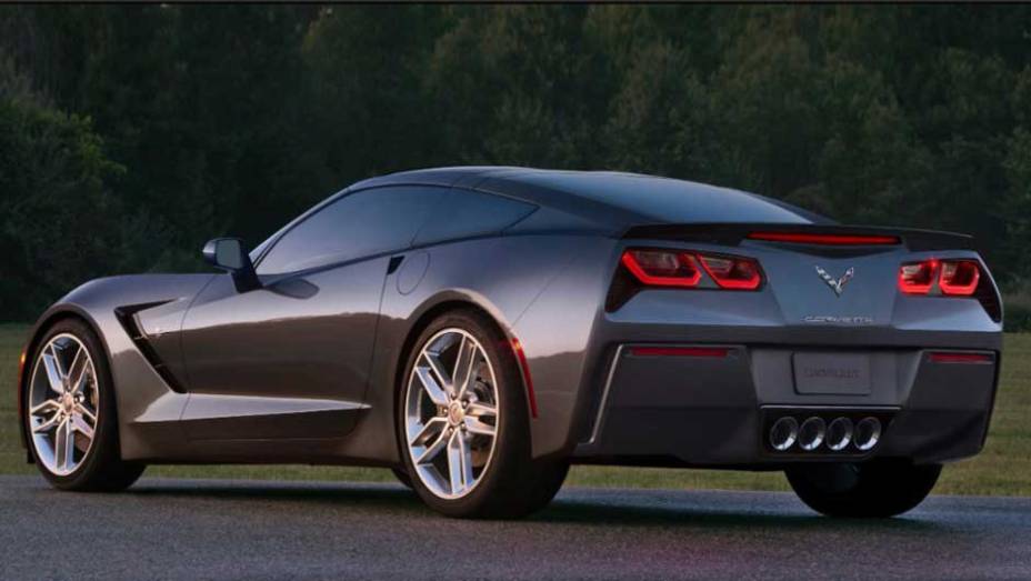 O novo motor 6.2 V8 entrega 450 cv e promete levar o Stingray de 0 a 100 km/h em menos de quatro segundos | <a href="https://beta-develop.quatrorodas.abril.com.br/saloes/detroit/2013/chevrolet-corvette-stingray-730871.shtml" rel="migration">Leia mais</a>