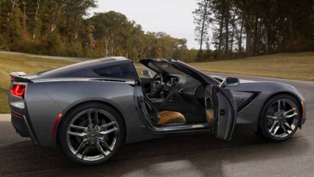 O teto de fibra de carbono pode ser removido, transformando-o em um modelo targa | <a href="https://beta-develop.quatrorodas.abril.com.br/saloes/detroit/2013/chevrolet-corvette-stingray-730871.shtml" rel="migration">Leia mais</a>