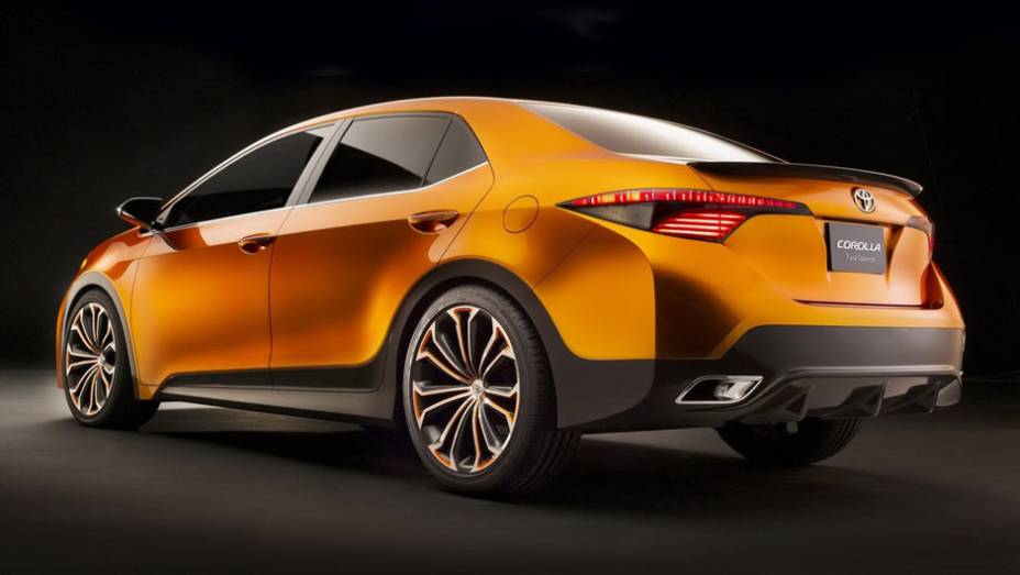 O modelo se assemelha ao Civic e ao Mazda3 | <a href="https://beta-develop.quatrorodas.abril.com.br/saloes/detroit/2013/toyota-furia-concept-730973.shtml" rel="migration">Leia mais</a>