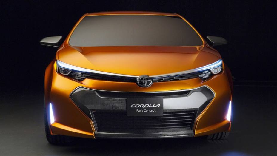 Externamente, o Furia apresenta far&oacute;is mais estreitos, com luzes verticais destacadas, al&eacute;m de uma grade frontal grande e pronunciada | <a href="https://beta-develop.quatrorodas.abril.com.br/saloes/detroit/2013/toyota-furia-concept-730973.shtml" rel="migration">Leia mais</a>