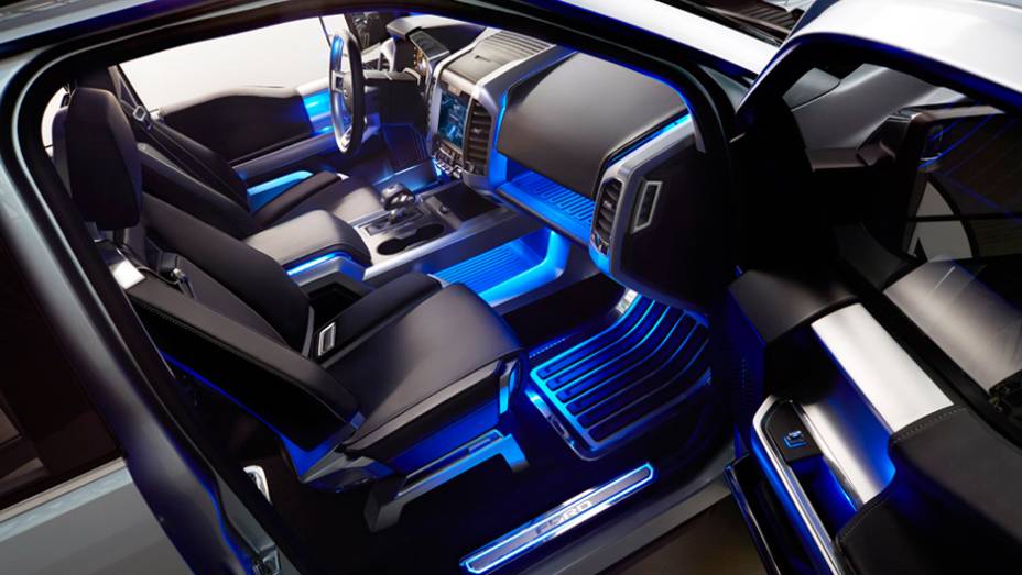 Interior moderno também oferece iluminação azul | <a href="https://beta-develop.quatrorodas.abril.com.br/saloes/detroit/2013/ford-atlas-concept-731027.shtml" rel="migration">Leia mais</a>