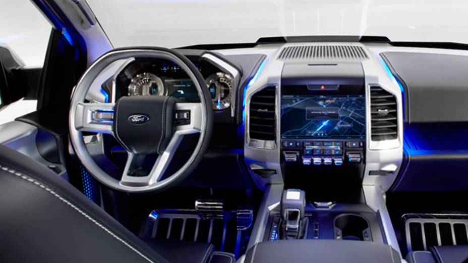 Sistema de GPS com ampla tela no painel central é destaque | <a href="https://beta-develop.quatrorodas.abril.com.br/saloes/detroit/2013/ford-atlas-concept-731027.shtml" rel="migration">Leia mais</a>