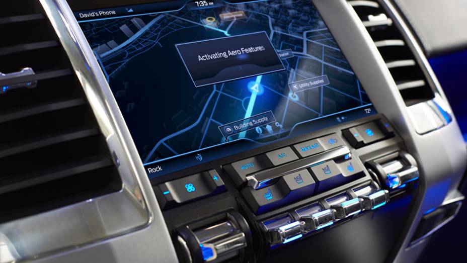 Sistema de GPS com ampla tela no painel central é destaque | <a href="https://beta-develop.quatrorodas.abril.com.br/saloes/detroit/2013/ford-atlas-concept-731027.shtml" rel="migration">Leia mais</a>