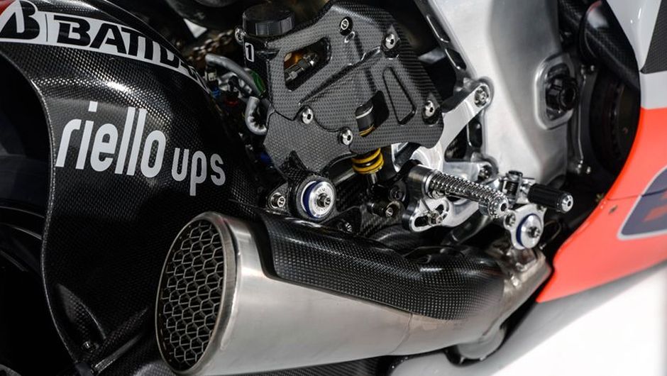 Detalhe da Desmosedici GP13 | <a href="https://beta-develop.quatrorodas.abril.com.br/moto/noticias/ducati-apresenta-desmosedici-gp13-731607.shtml" rel="migration">Leia mais</a>