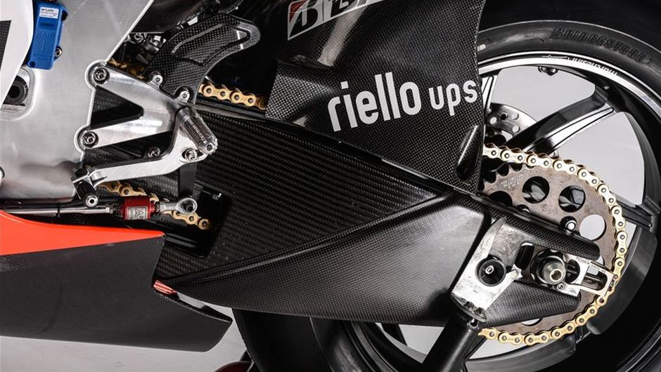 Close na roda da novidade da Ducati | <a href="https://beta-develop.quatrorodas.abril.com.br/moto/noticias/ducati-apresenta-desmosedici-gp13-731607.shtml" rel="migration">Leia mais</a>