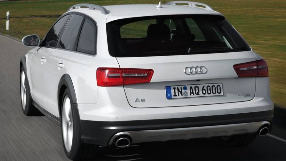 O motor utilizado &eacute; o TFSI 3.0 V6, que entrega 310 cavalos de pot&ecirc;ncia. O conjunto vai de 0 a 100 km/h em 5,9 segundos | <a href="%20https://beta-develop.quatrorodas.abril.com.br/noticias/fabricantes/audi-traz-novo-a6-allroad-quattro-ao-brasil-731644.shtml" rel="migration">Leia mais</a>