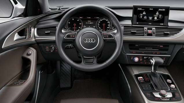 Como é de se esperar, o A6 Allroad tem diversos itens de série, como: ar-condicionado dual-zone, volante esportivo com borboletas para trocas de marcha... | <a href="%20https://beta-develop.quatrorodas.abril.com.br/noticias/fabricantes/audi-traz-novo-a6-allroad-quattro-" rel="migration"></a> Como é de se esperar, o A6 Allroad tem diversos itens de série, como: ar-condicionado dual-zone, volante esportivo com borboletas para trocas de marcha... | <a href="%20https://beta-develop.quatrorodas.abril.com.br/noticias/fabricantes/audi-traz-novo-a6-allroad-quattro-" rel="migration"></a>