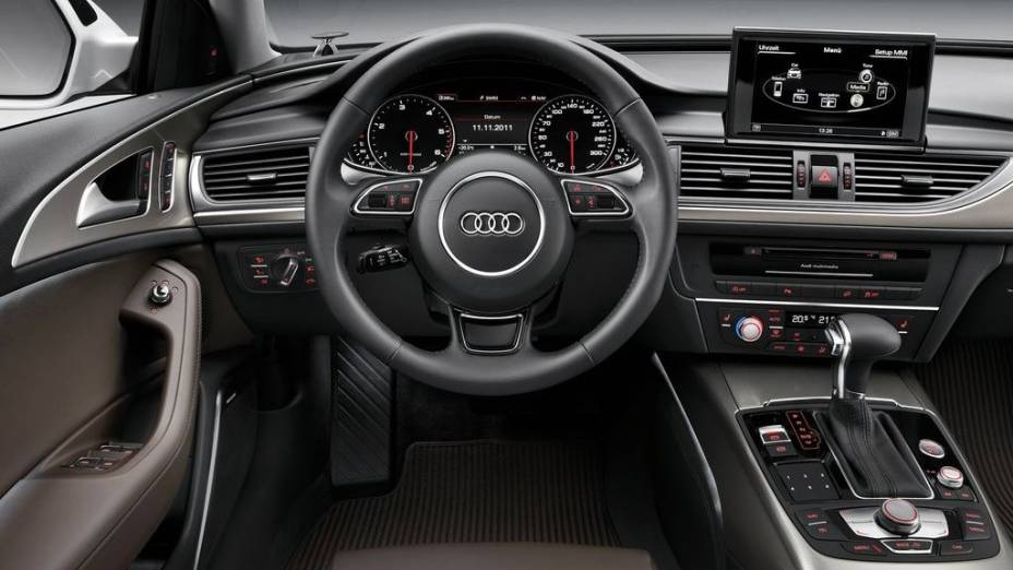 Como &eacute; de se esperar, o A6 Allroad tem diversos itens de s&eacute;rie, como: ar-condicionado dual-zone, volante esportivo com borboletas para trocas de marcha... | <a href="%20https://beta-develop.quatrorodas.abril.com.br/noticias/fabricantes/audi-traz-novo-a6-allroad-quattro-" rel="migration"></a>