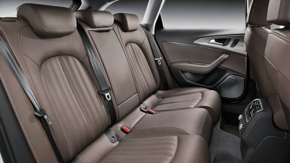 Os bancos de couro vêm como item de série | <a href="https://beta-develop.quatrorodas.abril.com.br/noticias/fabricantes/audi-traz-novo-a6-allroad-quattro-ao-brasil-731644.shtml" rel="migration">Leia mais</a> Os bancos de couro vêm como item de série | <a href="https://beta-develop.quatrorodas.abril.com.br/noticias/fabricantes/audi-traz-novo-a6-allroad-quattro-ao-brasil-731644.shtml" rel="migration">Leia mais</a>