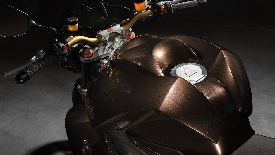 Destaque para o novo visual da frente, novos far&oacute;is, luzes indicadoras de dire&ccedil;&atilde;o reformuladas, novos spoilers laterais, tanque redesenhado... | <a href="%20https://beta-develop.quatrorodas.abril.com.br/moto/noticias/vilner-customiza-aprilia-tuono-731669.shtml" rel="migration">Leia mais</a>