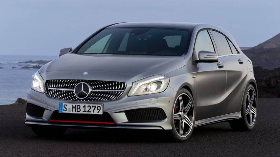 CARRO DO ANO - Mercedes-Benz Classe A | <a href="https://beta-develop.quatrorodas.abril.com.br/noticias/mercado/finalistas-premio-carro-mundial-2013-sao-revelados-732525.shtml" rel="migration">Leia mais</a>