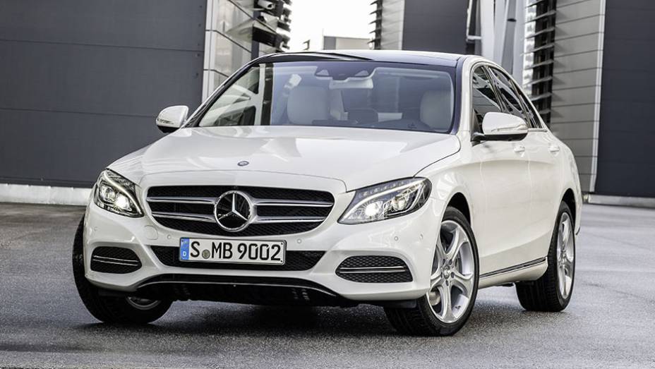 Futuro brasileiro, sedã é maior e mais largo que seu antecessor | <a href="https://beta-develop.quatrorodas.abril.com.br/noticias/saloes/detroit-2014/mercedes-benz-apresenta-novo-classe-c-769335.shtml" rel="migration">Leia mais</a>