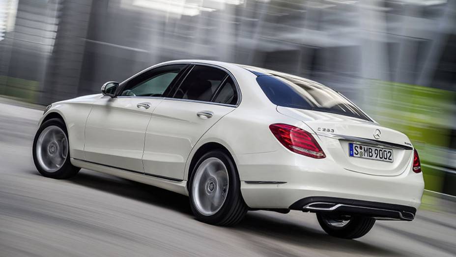 O carro foi mostrado pelo CEO da Daimler AG, Dieter Zetsche, ap&oacute;s uma breve apresenta&ccedil;&atilde;o da cantora Kelly Rowland | <a href="https://beta-develop.quatrorodas.abril.com.br/noticias/saloes/detroit-2014/mercedes-benz-apresenta-novo-classe-c-769335.shtml" rel="migration">Leia mais</a>