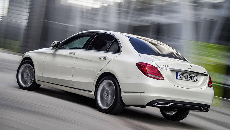 O carro foi mostrado pelo CEO da Daimler AG, Dieter Zetsche, ap&oacute;s uma breve apresenta&ccedil;&atilde;o da cantora Kelly Rowland | <a href="https://beta-develop.quatrorodas.abril.com.br/noticias/saloes/detroit-2014/mercedes-benz-apresenta-novo-classe-c-769335.shtml" rel="migration">Leia mais</a>
