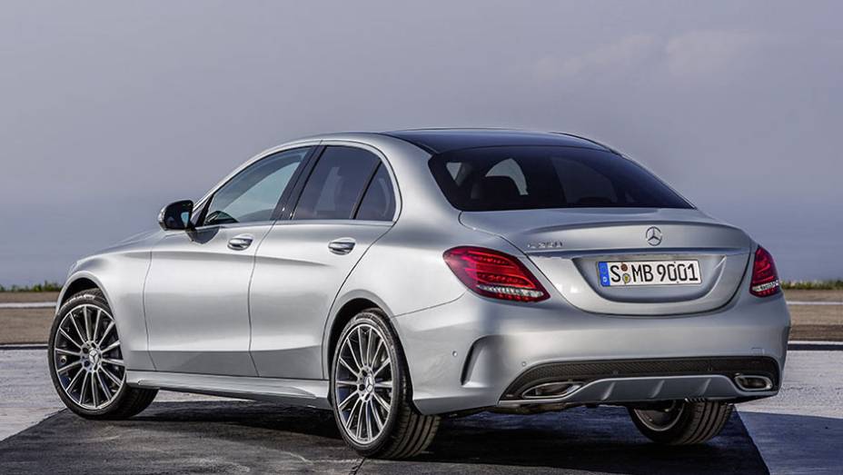 Inicialmente, o Classe C será lançado em três versões e duas opções de motorização | <a href="https://beta-develop.quatrorodas.abril.com.br/noticias/saloes/detroit-2014/mercedes-benz-apresenta-novo-classe-c-769335.shtml" rel="migration">Leia mais</a> Inicialmente, o Classe C será lançado em três versões e duas opções de motorização | <a href="https://beta-develop.quatrorodas.abril.com.br/noticias/saloes/detroit-2014/mercedes-benz-apresenta-novo-classe-c-769335.shtml" rel="migration">Leia mais</a>