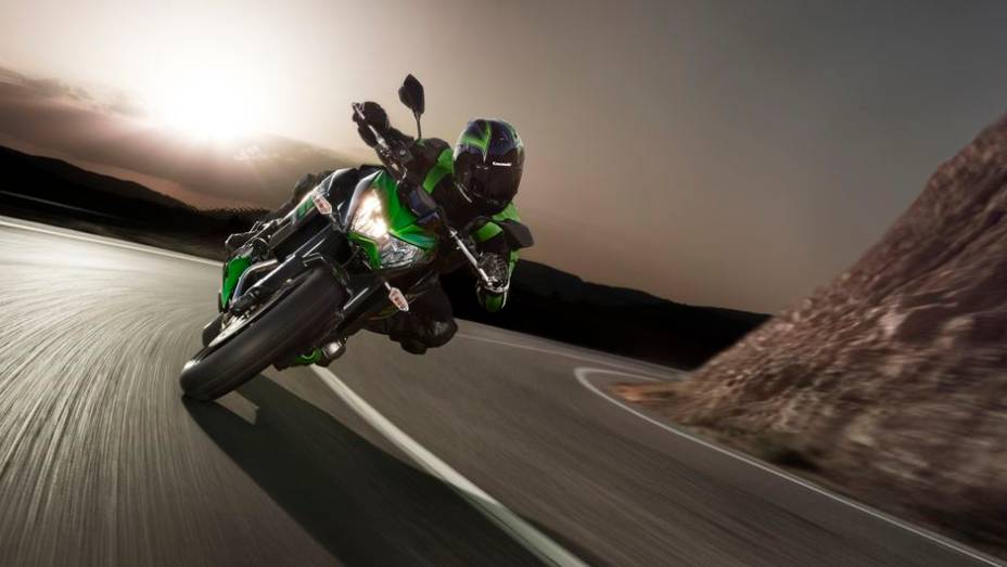 Lan&ccedil;ada no final do ano passado, durante o Sal&atilde;o de Col&ocirc;nia, a moto revitaliza a linha Z da fabricante japonesa com novidades no design | <a href="%20https://beta-develop.quatrorodas.abril.com.br/moto/noticias/kawasaki-traz-nova-z800-ao-brasil-732675.shtml" rel="migration">Leia mais</a>
