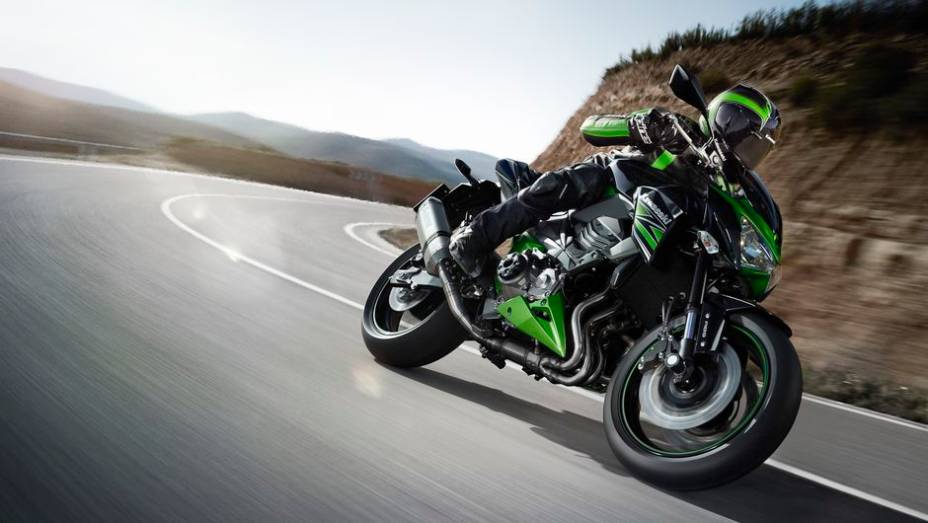 O motor da Z800 &eacute; de 806 cc (58 a mais que a antecessora), o que propicia pot&ecirc;ncia de 113 cavalos e torque de 8,5 kgfm | <a href="%20https://beta-develop.quatrorodas.abril.com.br/moto/noticias/kawasaki-traz-nova-z800-ao-brasil-732675.shtml" rel="migration">Leia mais</a>