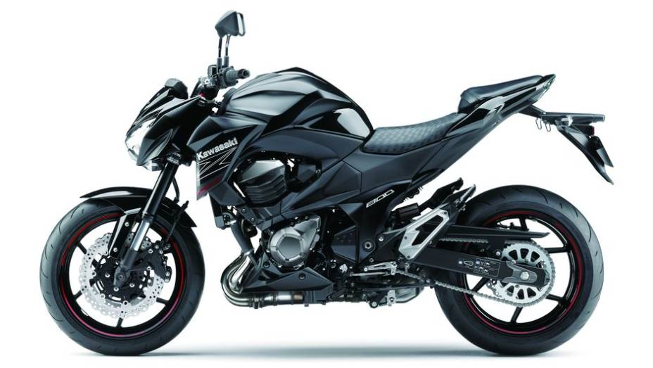 A Z800 chega com três opções de cor (branca, preta e verde) e com preço de R$ 35.990 para a versão standard | <a href="%20https://beta-develop.quatrorodas.abril.com.br/moto/noticias/kawasaki-traz-nova-z800-ao-brasil-732675.shtml" rel="migration">Leia mais</a>