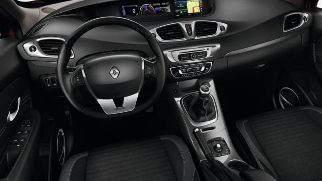 Ele pode ser ajustado por meio de um controle situado entre os bancos dianteiros | <a href="https://beta-develop.quatrorodas.abril.com.br/saloes/genebra/2013/renault-scenic-xmod-734868.shtml" rel="migration">Leia mais</a> Ele pode ser ajustado por meio de um controle situado entre os bancos dianteiros | <a href="https://beta-develop.quatrorodas.abril.com.br/saloes/genebra/2013/renault-scenic-xmod-734868.shtml" rel="migration">Leia mais</a>