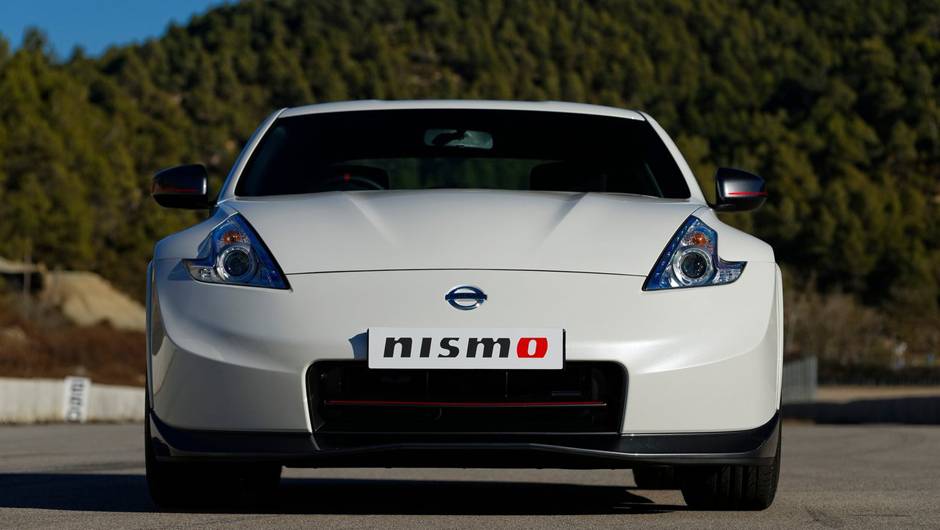 ... al&eacute;m de novo spoiler frontal | <a href="https://beta-develop.quatrorodas.abril.com.br/noticias/fabricantes/nissan-370z-nismo-fica-mais-rapido-731599.shtml" rel="migration">Leia mais</a>