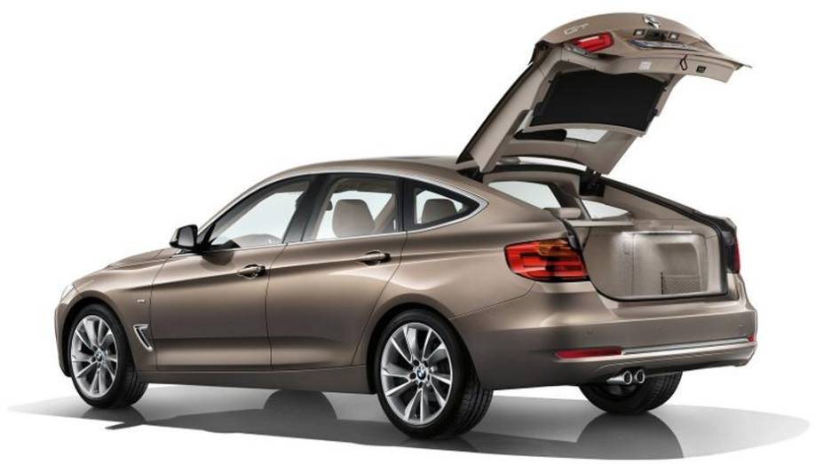 Apesar de ser um notchback (com uma traseira saliente, quase um sedã), o porta-malas se abre como em um hatch | <a href="https://beta-develop.quatrorodas.abril.com.br/saloes/genebra/2013/bmw-serie-3-gt-734592.shtml" rel="migration">Leia mais</a>