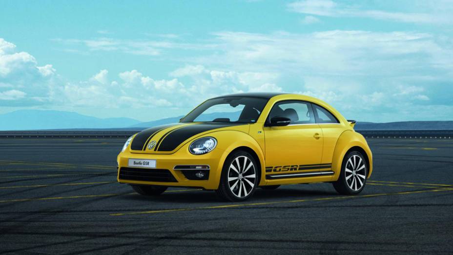 As faixas pretas no capô remetem aos esportivos dos anos 70 | <a href="https://beta-develop.quatrorodas.abril.com.br/noticias/fabricantes/beetle-ganha-serie-gsr-limited-edition-733136.shtml" rel="migration">Leia mais</a>