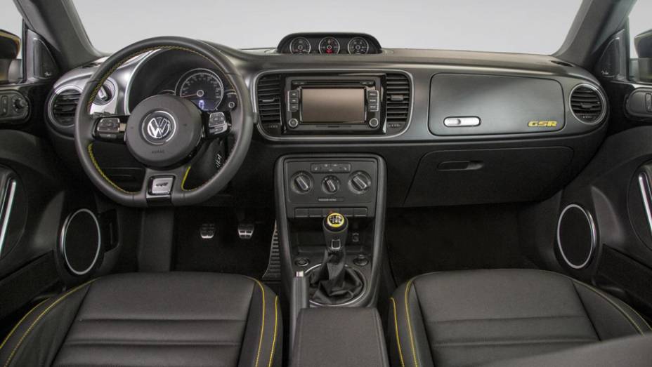 O interior tem acabamento em couro com costuras amarelas e sistema de som da Fender | <a href="https://beta-develop.quatrorodas.abril.com.br/noticias/fabricantes/beetle-ganha-serie-gsr-limited-edition-733136.shtml" rel="migration">Leia mais</a>