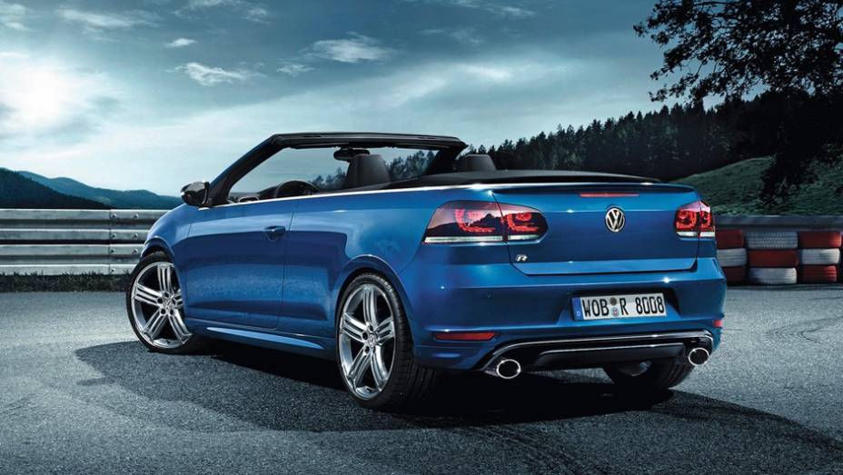 Visualmente, o Golf R Cabriolet se destaca pelos para-choques dianteiro e traseiro, saias laterais, e rodas de liga-leve de 18 polegadas | <a href="%20https://beta-develop.quatrorodas.abril.com.br/saloes/genebra/2013/vw-golf-r-cabriolet-734722.shtml" rel="migration">Leia mais</a>