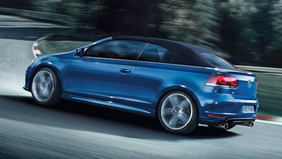 As suspens&otilde;es s&atilde;o esportivas, ou seja, 25 mm mais baixas do que o Golf Cabriolet convencional | <a href="%20https://beta-develop.quatrorodas.abril.com.br/saloes/genebra/2013/vw-golf-r-cabriolet-734722.shtml" rel="migration">Leia mais</a>