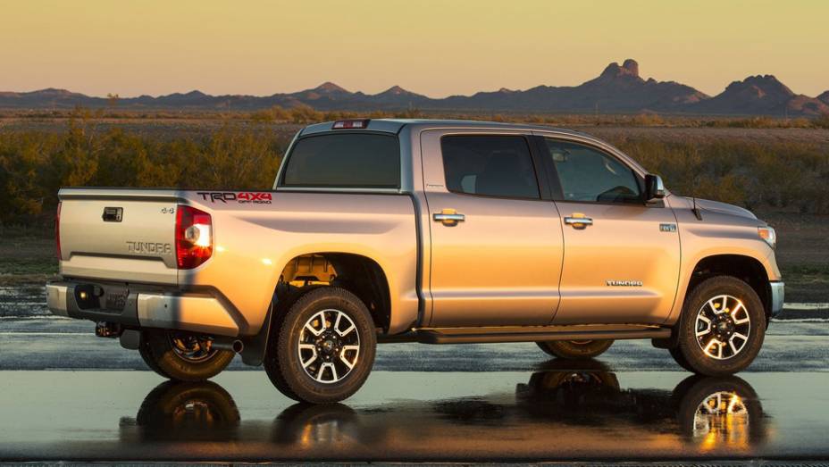 Na traseira, novo spoiler | <a href="https://beta-develop.quatrorodas.abril.com.br/noticias/fabricantes/toyota-enfim-apresenta-nova-tundra-733332.shtml" rel="migration">Leia mais</a>