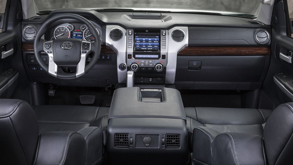 Por dentro, tamb&eacute;m h&aacute; mudan&ccedil;as, como novos bancos, novo painel de instrumentos... | <a href="https://beta-develop.quatrorodas.abril.com.br/noticias/fabricantes/toyota-enfim-apresenta-nova-tundra-733332.shtml" rel="migration">Leia mais</a>