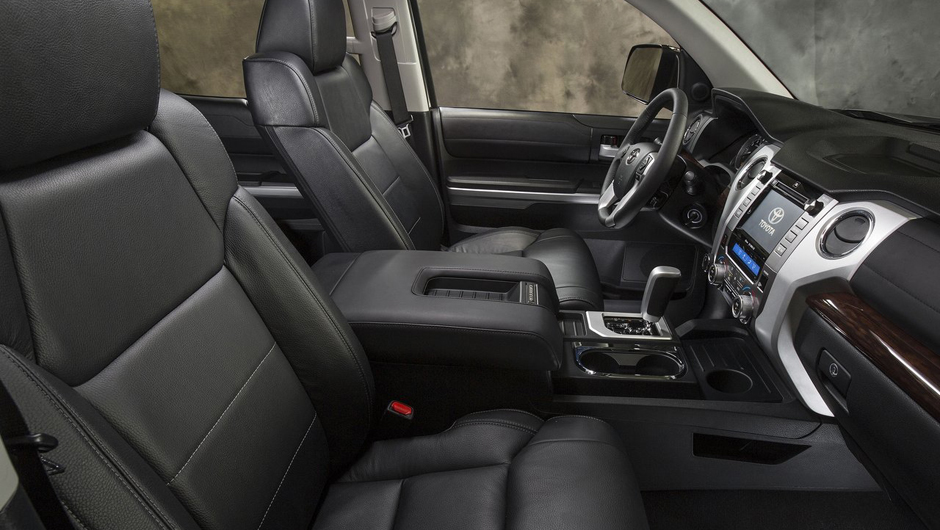 ...Por dentro, tamb&eacute;m h&aacute; mudan&ccedil;as, como novos bancos, novo painel de instrumentos | <a href="https://beta-develop.quatrorodas.abril.com.br/noticias/fabricantes/toyota-enfim-apresenta-nova-tundra-733332.shtml" rel="migration">Leia mais</a>