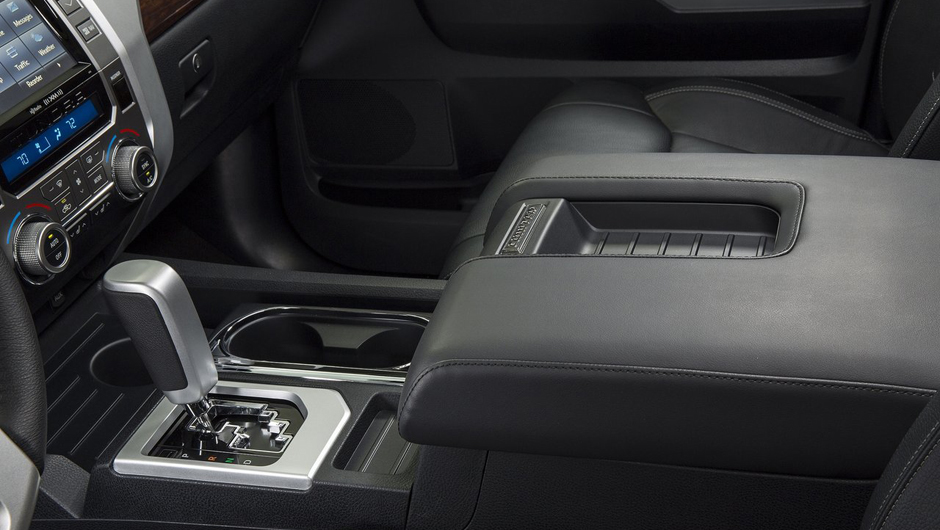 S&atilde;o duas op&ccedil;&otilde;es com motor V8 e ambas chegam com transmiss&atilde;o autom&aacute;tica de seis marchas | <a href="https://beta-develop.quatrorodas.abril.com.br/noticias/fabricantes/toyota-enfim-apresenta-nova-tundra-733332.shtml" rel="migration">Leia mais</a>