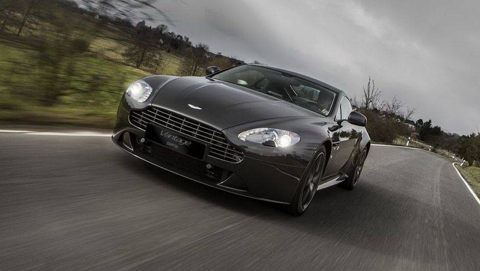 O modelo tem rodas de liga-leve de 19 polegadas exclusivas, cor de carroceria cinza met&aacute;lica... | <a href="%20https://beta-develop.quatrorodas.abril.com.br/saloes/genebra/2013/aston-martin-vantage-v8-s-sp10-734797.shtml" rel="migration">Leia mais</a>