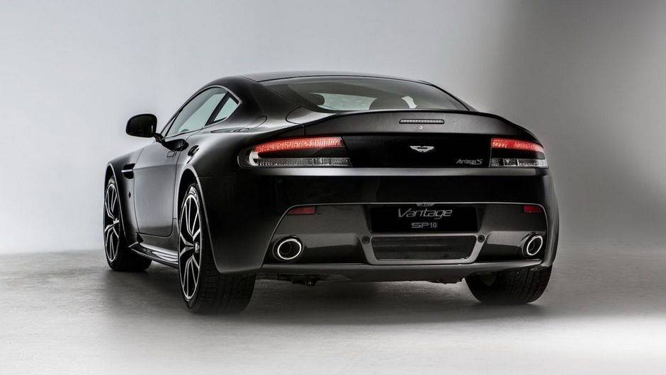 ...e difusor traseiro em fibra de carbono | <a href="https://beta-develop.quatrorodas.abril.com.br/saloes/genebra/2013/aston-martin-vantage-v8-s-sp10-734797.shtml" rel="migration">Leia mais</a>