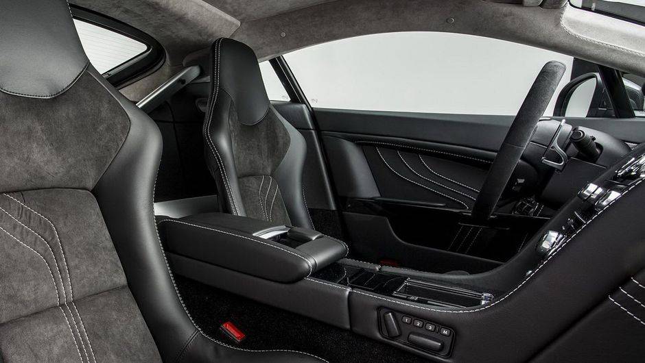 Os bancos t&ecirc;m revestimento em couro Alcantara preto, com detalhes bordados em prata | <a href="https://beta-develop.quatrorodas.abril.com.br/saloes/genebra/2013/aston-martin-vantage-v8-s-sp10-734797.shtml" rel="migration">Leia mais</a>