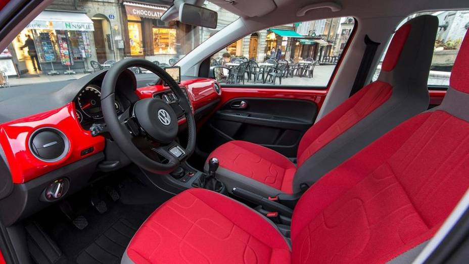 Por dentro, s&oacute; h&aacute; uma op&ccedil;&atilde;o de revestimento | <a href="https://beta-develop.quatrorodas.abril.com.br/saloes/genebra/2013/vw-cross-up-734147.shtml" rel="migration">Leia mais</a>
