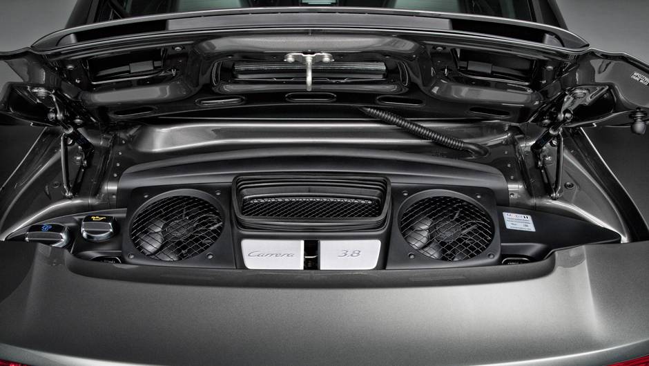 No novo 911 Carrera 4S, o motor de 3,8 litros leva o carro aos 299 km/h | <a href="https://beta-develop.quatrorodas.abril.com.br/noticias/fabricantes/porsche-celebra-50-anos-911-733368.shtml" rel="migration">Leia mais</a> No novo 911 Carrera 4S, o motor de 3,8 litros leva o carro aos 299 km/h | <a href="https://beta-develop.quatrorodas.abril.com.br/noticias/fabricantes/porsche-celebra-50-anos-911-733368.shtml" rel="migration">Leia mais</a>